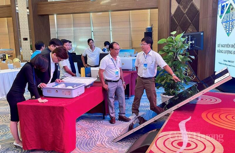 Các đại biểu tham quan và tìm hiểu về sản phẩm trưng bày tại hội thảo.