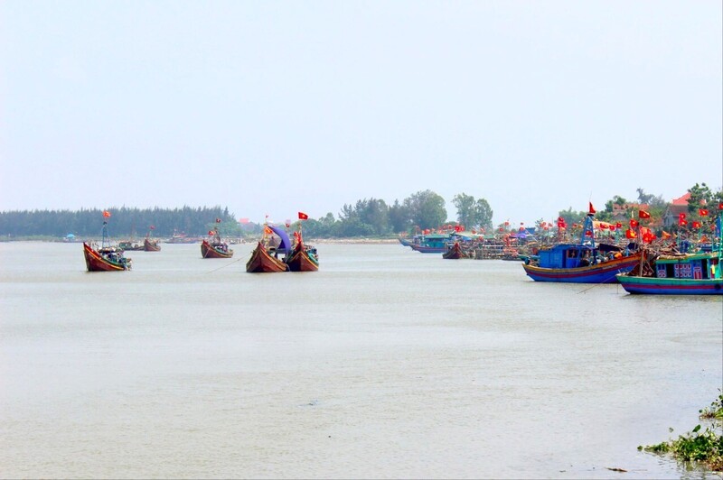 Tàu ra khơi khi đổ đẩy nhiên liệu. Ảnh: Mai Liễu