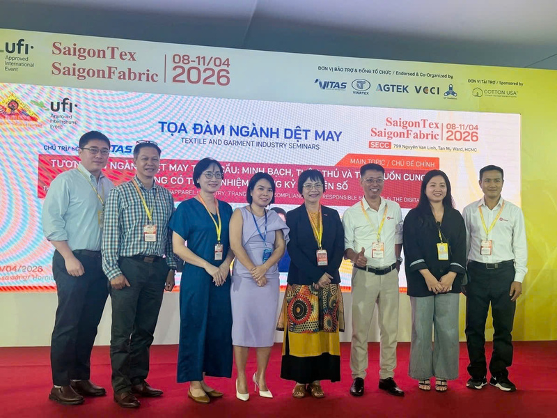 Các đại biểu và chuyên gia cùng nhau thảo luận về xu hướng chuyển đổi ngành dệt may trong kỷ nguyên số. Ảnh: Minh Anh.