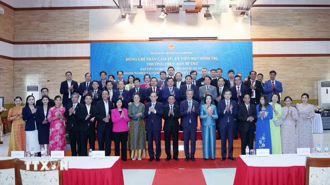 Thường trực Ban Bí thư Trần Cẩm Tú cùng cộng đồng, doanh nghiệp Việt Nam tại Campuchia. Ảnh: Phương Hoa/TTXVN