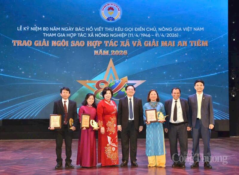 Phó Thủ tướng Chính phủ Hồ Quốc Dũng (ở giữa) và Chủ tịch Liên minh Hợp tác xã Việt Nam Cao Xuân Thu Vân (thứ ba từ trái qua) cùng đại diện các đơn vị của tỉnh Gia Lai nhận Giải thưởng "Ngôi sao Hợp tác xã" và Giải thưởng "Mai An Tiêm" năm 2026. Ảnh: Hoàng Anh