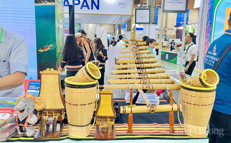 Những biểu tượng, sản phẩm mang vẻ đẹp văn hóa, thiên nhiên của vùng đất "rừng - biển" ngay giữa lòng Thủ đô. Ảnh: Huy Phúc