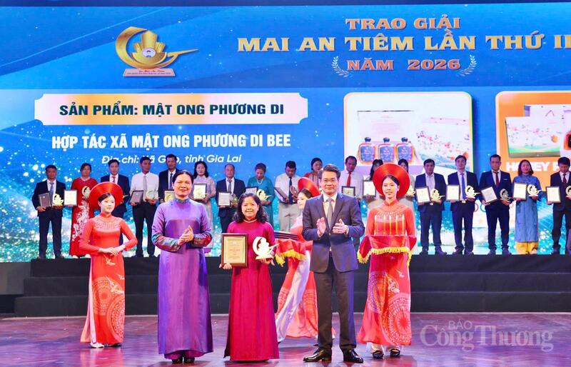 Trao giải Mai An Tiêm năm 2026 cho sản phẩm mật ong Phương Di của Hợp tác xã Mật ong Phương Di Bee. Ảnh: Hoàng Anh