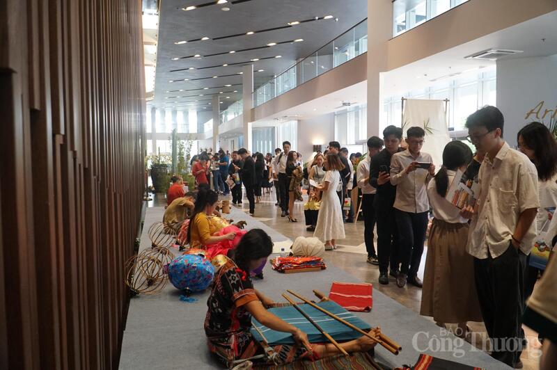 Chuỗi hoạt động "Chạm về nguyên bản" đưa du khách khám phá các giá trị văn hóa truyền thống thông qua tour trải nghiệm làng nghề Đà Nẵng