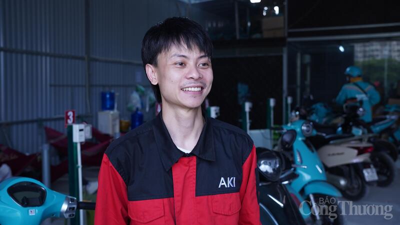 Anh Vũ Hoàng, Quản lý trạm dịch vụ, trạm sạc xe máy điện Aki Motor. Ảnh: T.D