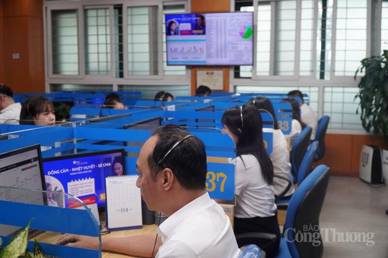 Các điện thoại viên tại Trung tâm Chăm sóc khách hàng EVNNPC.