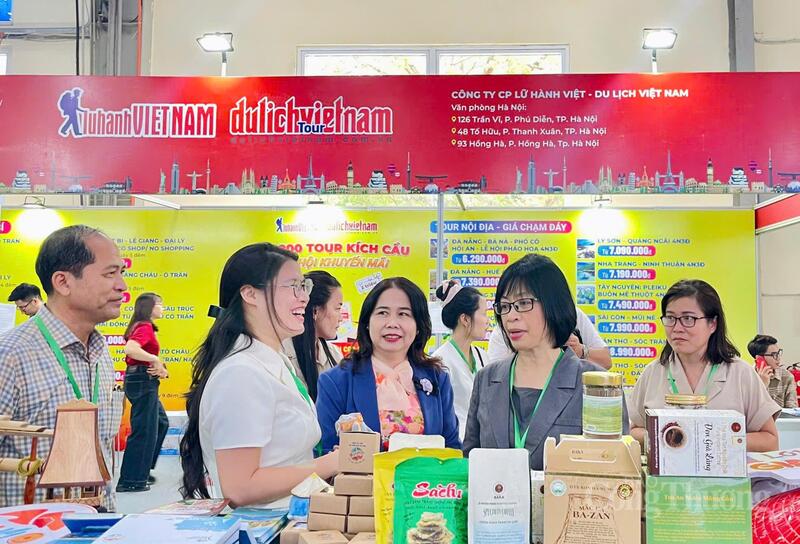 Phó Chủ tịch UBND tỉnh Gia Lai Nguyễn Thị Thanh Lịch (thứ hai từ phải qua), Giám đốc Sở Văn hóa, Thể thao và Du lịch tỉnh Gia Lai Đỗ Thị Diệu Hạnh (ở giữa) tham quan không gian trưng bày, quảng bá của tỉnh Gia Lai. Ảnh: Huy Phúc