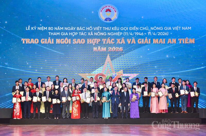 Các hợp tác xã đoạt Giải thưởng "Ngôi sao Hợp tác xã" và Giải thưởng "Mai An Tiêm" năm 2026. Ảnh: Hoàng Anh