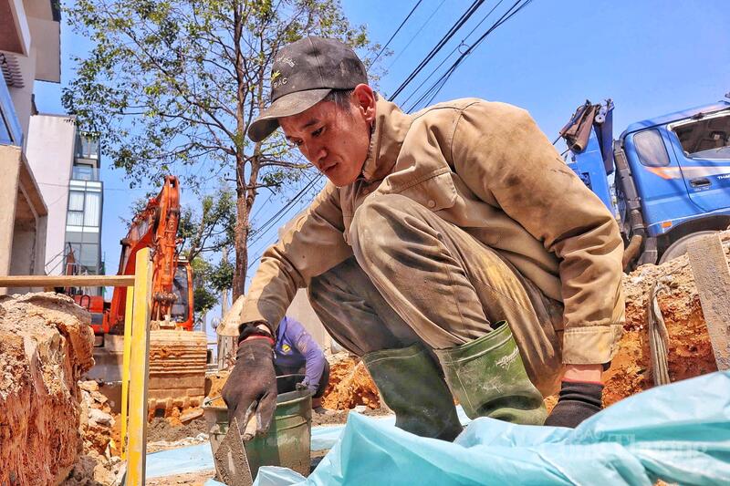 Tại các công trình xây dựng, nhịp độ làm việc vẫn hối hả dù nền nhiệt thực tế ngoài trời có lúc vượt quá 40 độ C. Những người công nhân sắt thép, thợ nề phải tiếp xúc trực tiếp với vật liệu xây dựng nóng bỏng.
