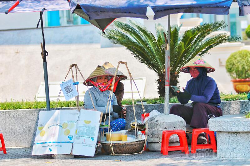 Để chống chọi với đợt nắng nóng kéo dài nhất từ đầu mùa, người lao động Hà Tĩnh đã phải thay đổi giờ giấc sinh hoạt. Nhiều người chọn đi làm từ 4-5 giờ sáng và nghỉ trưa sớm hơn, sau đó bắt đầu lại công việc khi mặt trời đã xế bóng.