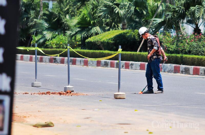 “Những ngày nắng nóng thế này, tôi phải uống gấp đôi lượng nước bình thường nhưng vẫn cảm thấy khô cổ vì gió Lào thổi liên tục”, một công nhân xây dựng chia sẻ.