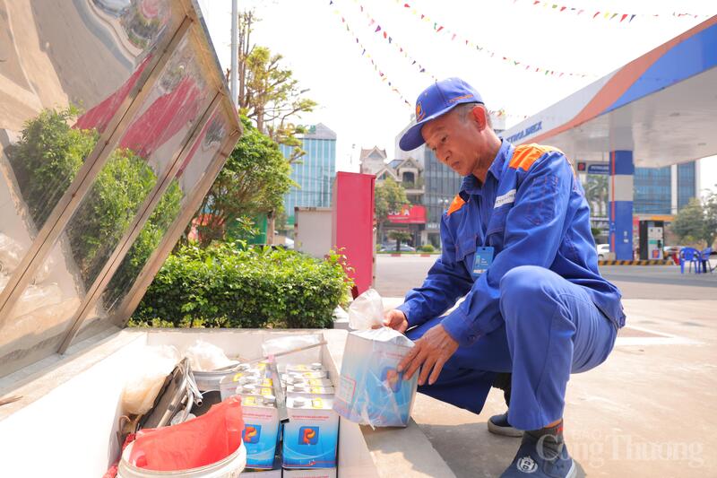 Hơi nóng từ động cơ xe và nhiệt độ ngoài trời tạo thành một vòng vây khắc nghiệt bủa vây người lao động.