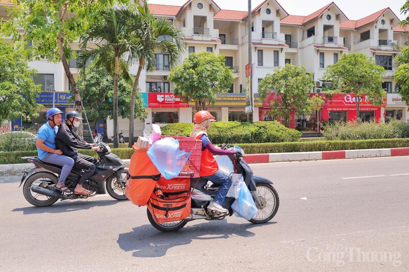 Tuy nhiên, đây lại là thời điểm bận rộn nhất của những người giao hàng và những người thu mua phế liệu.