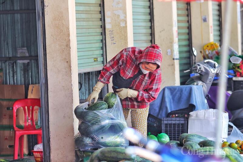 Bà Nguyễn Thị Liên (tiểu thương) cho biết, giữa cái nắng bỏng rát, bà phải liên tục tưới nước lên hoa quả để tránh héo úa, trong khi bản thân bà chỉ có chiếc nón lá và tấm áo chống nắng dày cộp để chống chọi với "chảo lửa" ngoài trời.