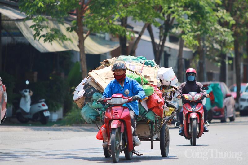 Cạnh đó, những người làm nghề bốc xếp, cửu vạn cũng chẳng khá hơn. Mỗi chuyến hàng dỡ xuống là một lần áo họ ướt đẫm như vừa dội nước.