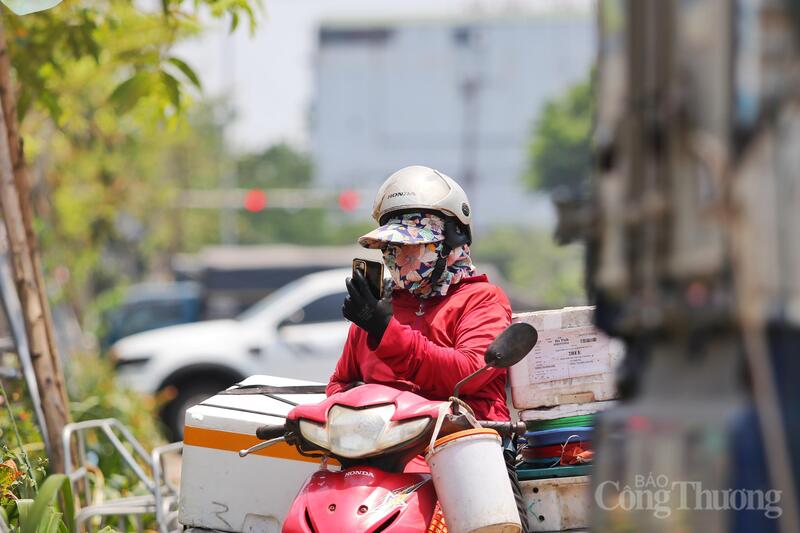 Tại khu vực chợ Hà Tĩnh, ngay từ 10 giờ sáng, không khí đã đặc quánh hơi nóng. Những tiểu thương kinh doanh ngoài trời phải tận dụng từng tấm bạt, bìa carton cũ để che chắn hàng hóa và bản thân.