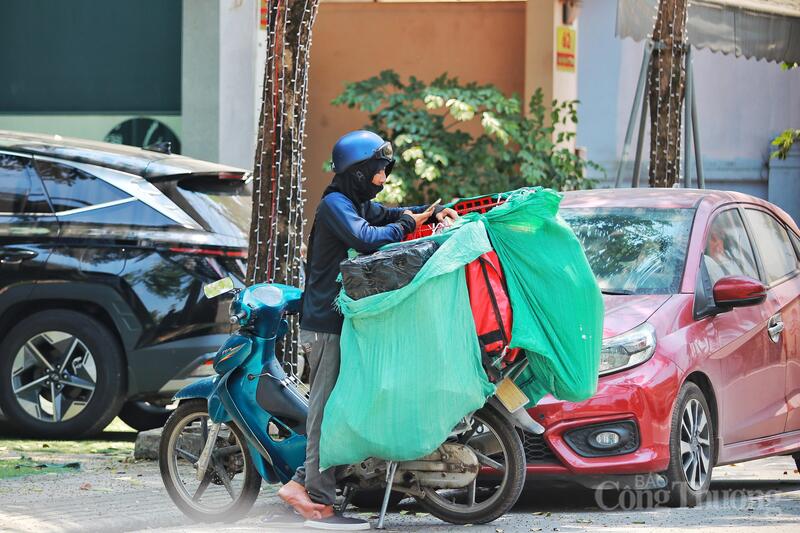 Dưới cái nắng "cháy da cháy thịt", trang bị bảo hộ của họ là những chiếc áo khoác, găng tay và kính râm.