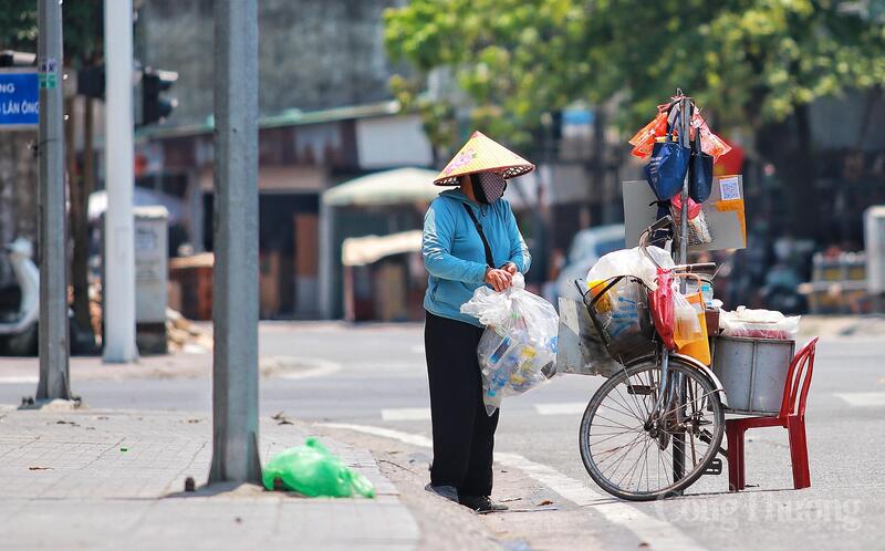 Đối với những người phụ nữ làm nghề ve chai, hành trình mưu sinh còn nhọc nhằn hơn bội phần. Chiếc xe đạp chất đầy phế liệu trở nên nặng nề hơn dưới sức nóng của mặt trời.