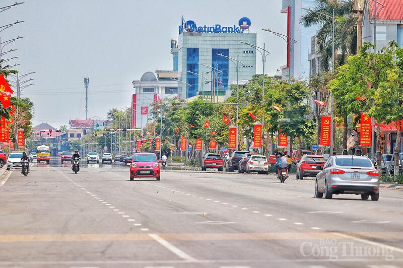 Trên các tuyến phố chính như Phan Đình Phùng, Trần Phú, mật độ giao thông giảm rõ rệt vào khung giờ từ 11 giờ đến 15 giờ.