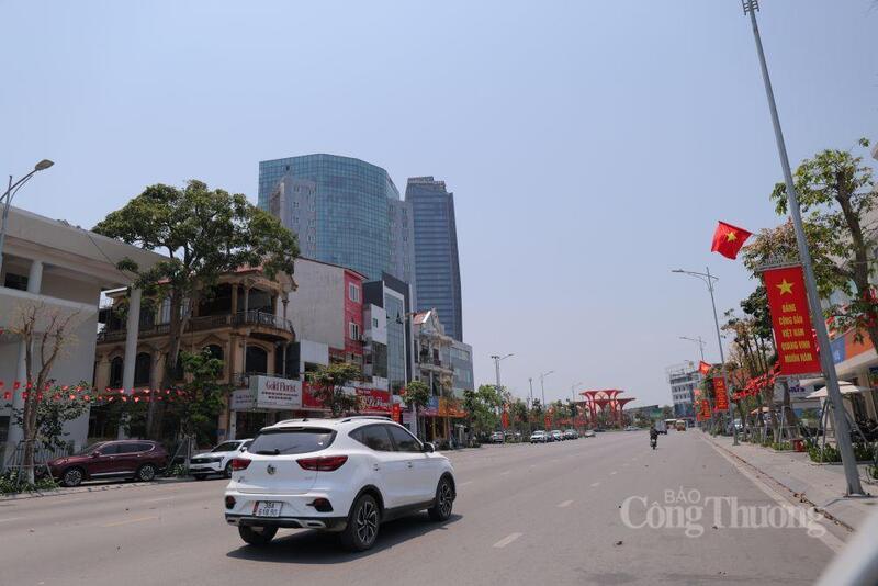 Theo ghi nhận của phóng viên Báo Công Thương, những ngày giữa tháng 4/2026, nền nhiệt tại Hà Tĩnh liên tục duy trì ở mức 38-40 độ C. Cái nắng không chỉ gay gắt bởi nhiệt độ mà còn cộng hưởng với gió Lào khô khốc, khiến không khí trở nên ngột ngạt, bỏng rát.