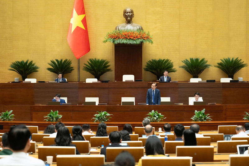 Chiều 11/4, Quốc hội thảo luận tại hội trường về Dự án Luật sửa đổi, bổ sung một số điều của Luật Cơ quan đại diện nước Cộng hòa xã hội chủ nghĩa Việt Nam ở nước ngoài.