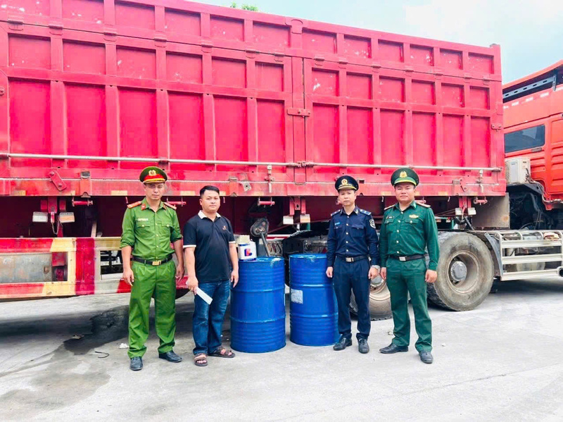 Lực lượng chức năng tỉnh Quảng trị phát hiện xe đầu kéo vận chuyển trái phép 400 lít dầu diesel được giấu tinh vi dưới gầm xe đầu kéo tại Cửa khẩu quốc tế Lao Bảo. Ảnh: Cục Hải quan