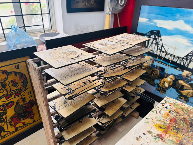 Một trong những công đoạn để làm ra một tác phẩm sơn mài. Ảnh: Nhật Chi