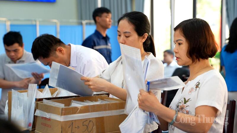 Cán bộ y tế tận tình tư vấn, hướng dẫn chăm sóc sức khỏe cho người lao động sau thăm khám.