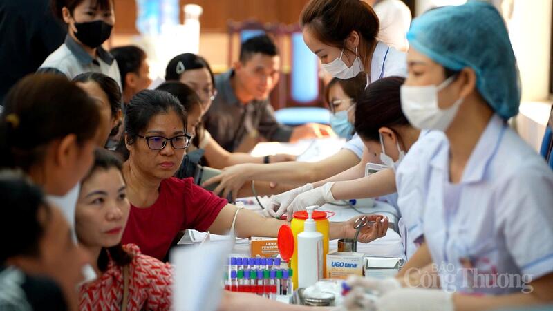 Đoàn viên đến từ nhiều đơn vị như Petrolimex Hải Phòng, Thép Hải Phòng, Nhựa Bạch Đằng… tham gia chương trình khám sức khỏe.