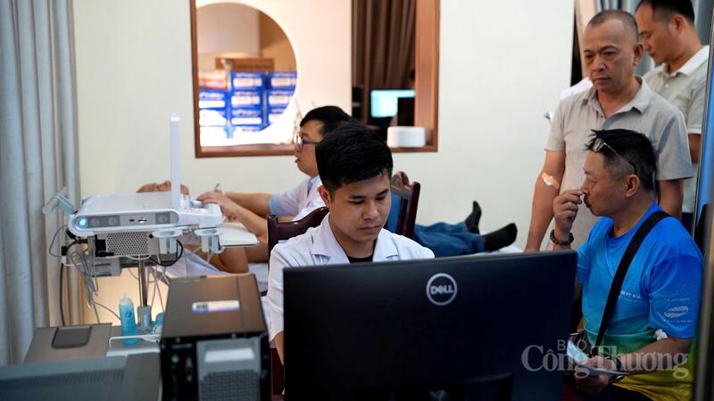 Cán bộ y tế tận tình chăm sóc sức khỏe cho người lao động sau thăm khám.