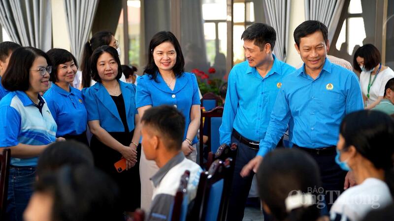 Ông Lê An Hải – Chủ tịch Công đoàn Công Thương Việt Nam trực tiếp thăm hỏi, động viên đoàn viên, người lao động tham gia khám sức khỏe.