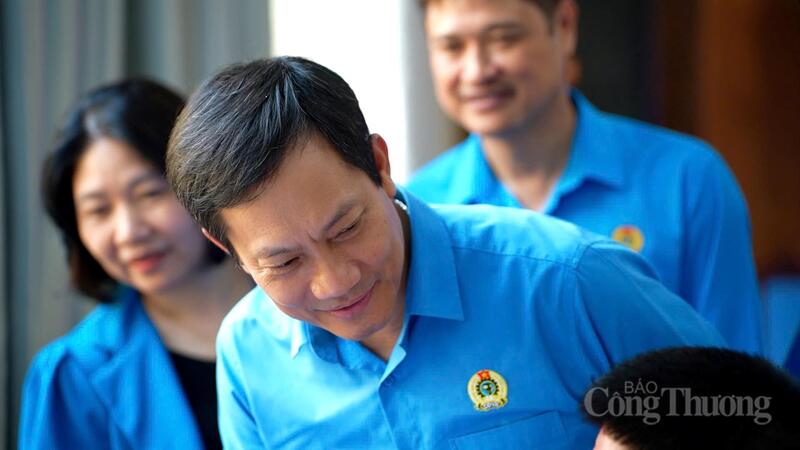 Ông Lê An Hải thăm hỏi người lao động.