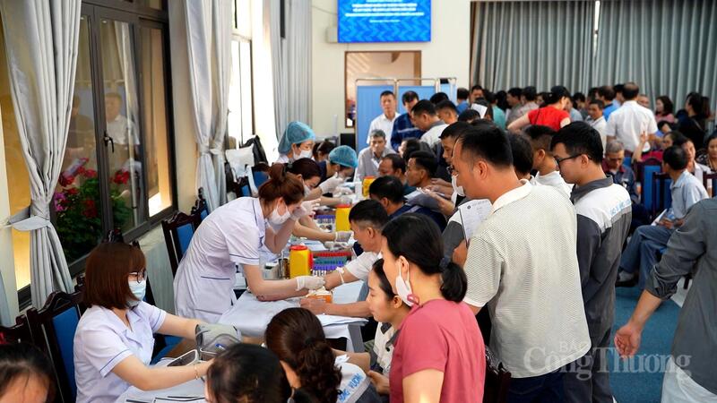 Người lao động được kiểm tra tổng quát, phát hiện sớm các nguy cơ bệnh nghề nghiệp.