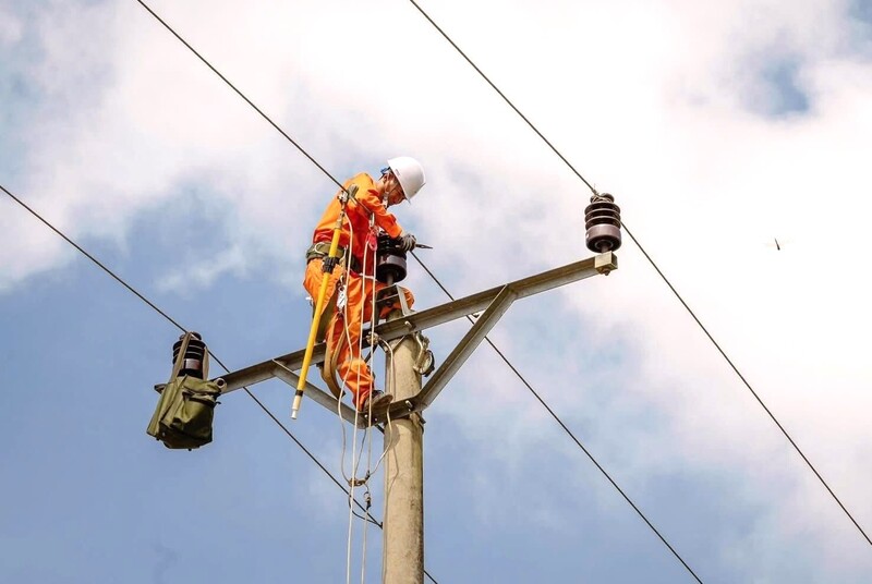 Nhân viên Công ty Điện lực Nghệ An căng mình làm việc những ngày cao điểm nắng nóng đầu tháng 4. Ảnh: Phan Thuỷ