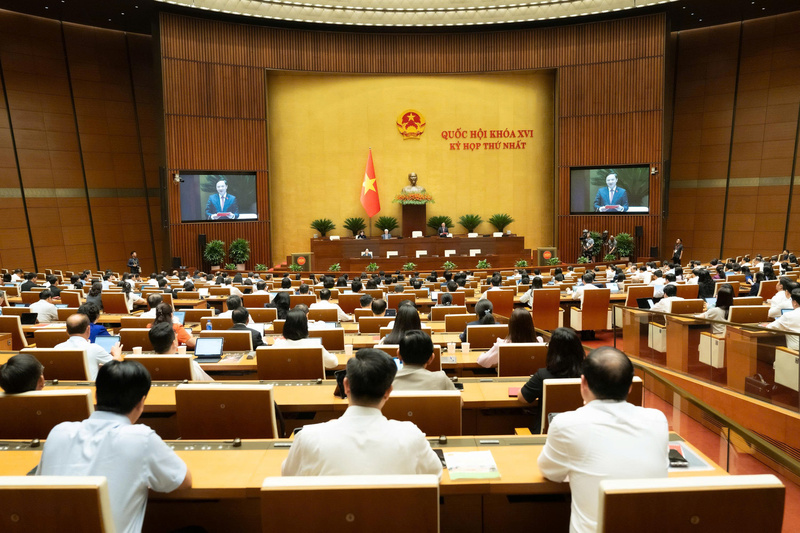 Các đại biểu thảo luận tại hội trường về dự án Luật Thủ đô (sửa đổi).