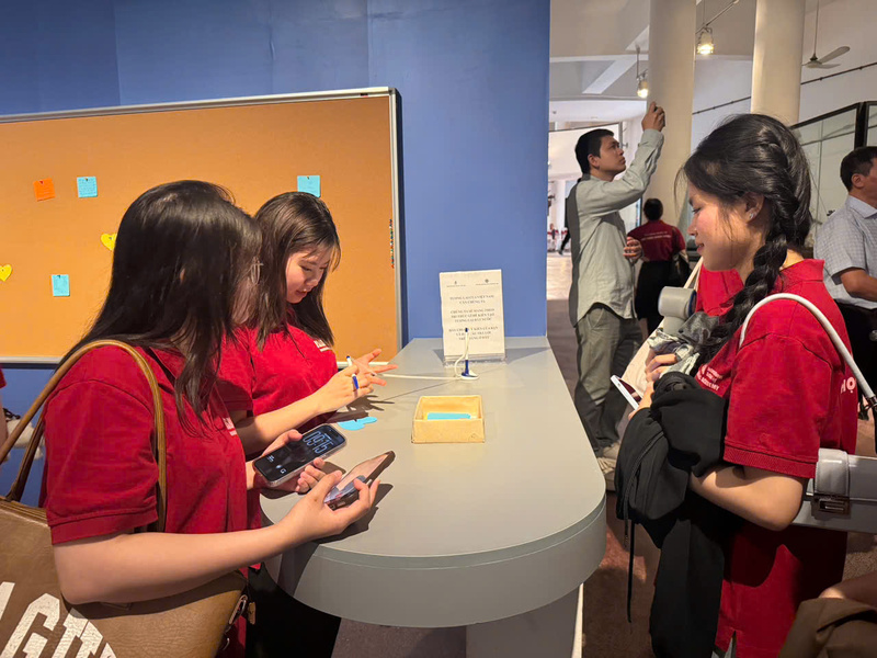 Trưng bày thu hút sự quan tâm của nhiều bạn trẻ. Ảnh: Bảo tàng Dân tộc học Việt Nam