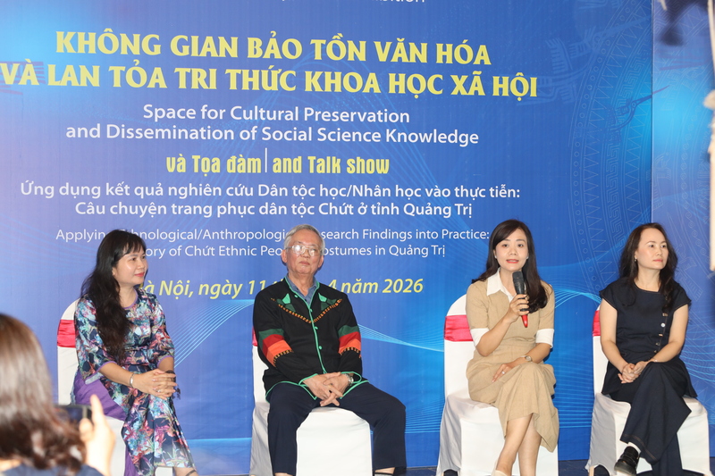 Các nhà nghiên cứu chia sẻ về trang phục dân tộc Chứt. Ảnh: Bảo tàng Dân tộc học Việt Nam