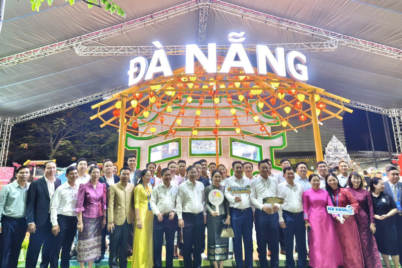 Bí thư Thành ủy Đà Nẵng Lê Ngọc Quang cùng lãnh đạo TP. Đà Nẵng tham quan gian hàng của thành phố tại Hội chợ Thương mại, Du lịch Lào năm 2026. Ảnh: Bình An