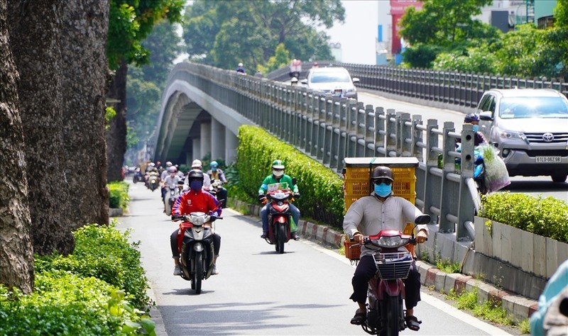 TP. Hồ Chí Minh đang bước vào cao điểm mùa nắng nóng, nhiệt độ lên đến hơn 36 độ C.