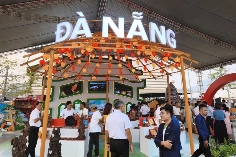 Gian hàng của TP. Đà Nẵng tại Hội chợ Thương mại, Du lịch Lào năm 2026. Ảnh: Bình An