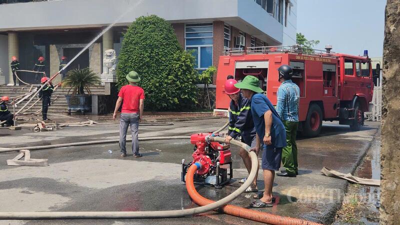 Lực lượng chữa cháy cùng người dân dập tắt đám cháy. Ảnh: Thành Đô