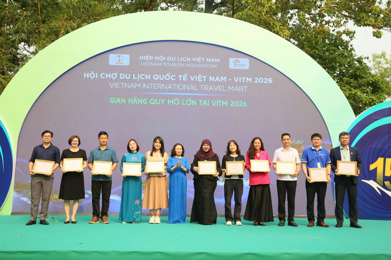 Trao chứng nhận gian hàng quy mô lớn tại VITM 2026. Ảnh: Bảo Thoa