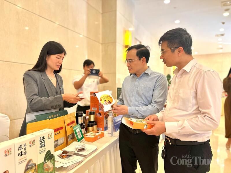 Ông Trần Ngọc Phúc tìm hiểu sản phẩm phía Trung Quốc trong chuyến công tác Đoàn giao thương Việt Nam - Vân Nam. Ảnh: Minh Trang