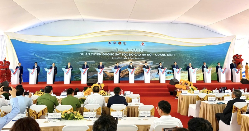 Thủ tướng Chính phủ Lê Minh Hưng cùng các đại biểu tại lễ khởi công dự án tuyến đường sắt tốc độ cao Hà Nội - Quảng Ninh. Ảnh: QN