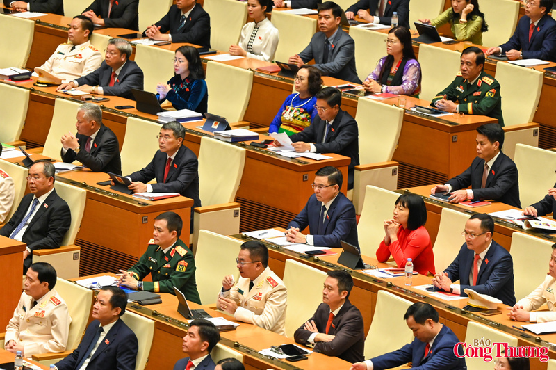 Trong khuôn khổ kỳ họp, Bộ trưởng Lê Mạnh Hùng tham dự các phiên họp toàn thể tại nghị trường, lắng nghe các tờ trình, báo cáo thẩm tra cũng như các ý kiến thảo luận liên quan đến nhiều dự án luật quan trọng.