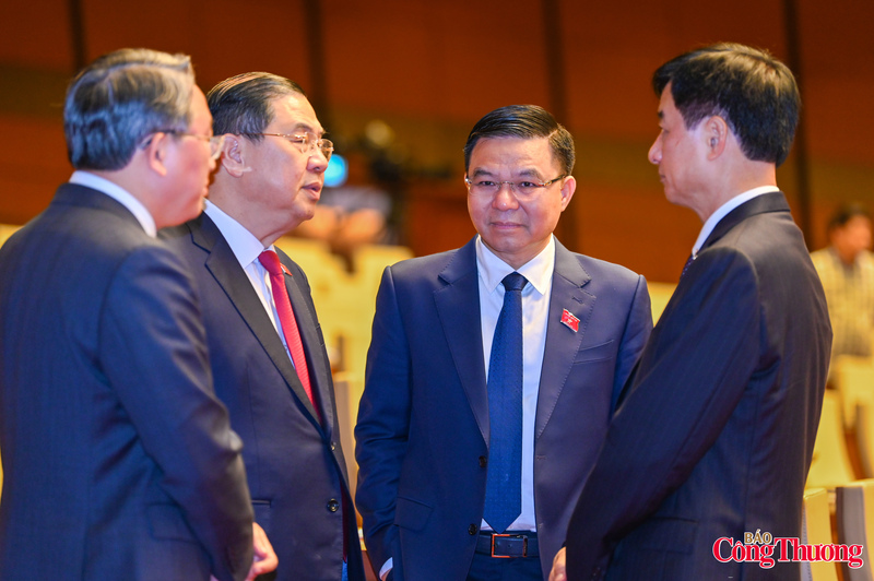 Bộ trưởng Lê Mạnh Hùng cùng các đại biểu trao đổi, thảo luận tại nghị trường Quốc hội trong khuôn khổ kỳ họp.