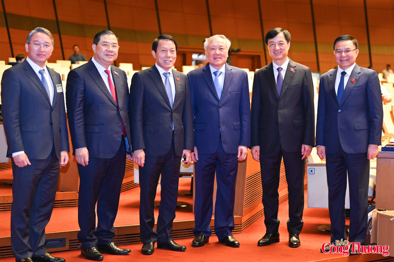 Bộ trưởng Bộ Công Thương cùng các đại biểu Quốc hội khóa XVI.