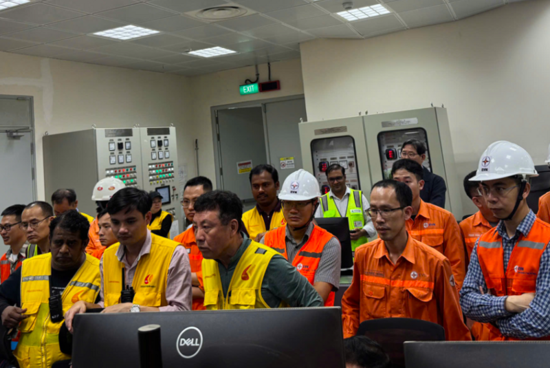 Cán bộ, kỹ sư các đơn vị tham gia dự án tập trung theo dõi Tổ máy 1 Nhà máy Nhiệt điện Quảng Trạch I hòa lưới lần đầu.