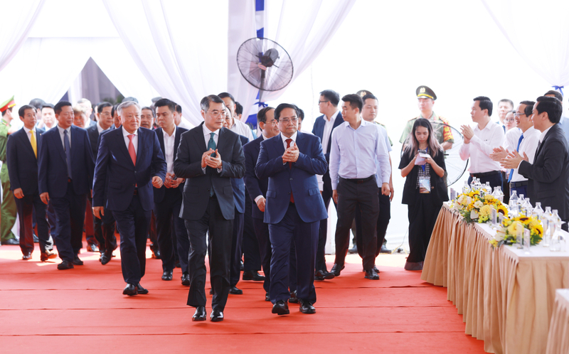 Thủ tướng Chính phủ Lê Minh Hưng cùng nguyên Thủ tướng Chính phủ Phạm Minh Chính và các đại biểu tại lễ khởi công dự án tuyến đường sắt tốc độ cao Hà Nội - Quảng Ninh. Ảnh: QN