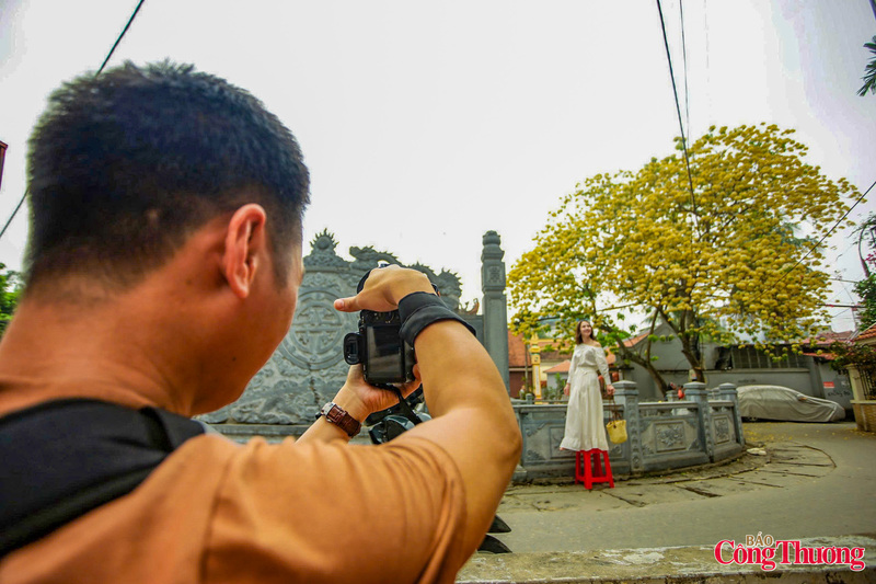 Sự độc đáo và hiếm có của loài hoa này đã  thu hút giới nhiếp ảnh cũng như hàng trăm người dân, đặc biệt là các chị em phụ nữ tìm đến để "check-in", chụp ảnh kỷ niệm.